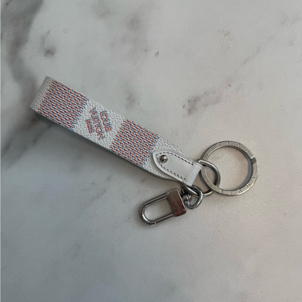 Authentic Louis Vuitton White and Silver Key Holder Keychain - Picture 2 of 4